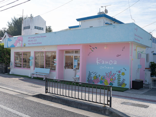 可愛い外観のお店。SNS用の写真を撮影される方にもおすすめ♪_Kanoa Okinawa 恩納村店