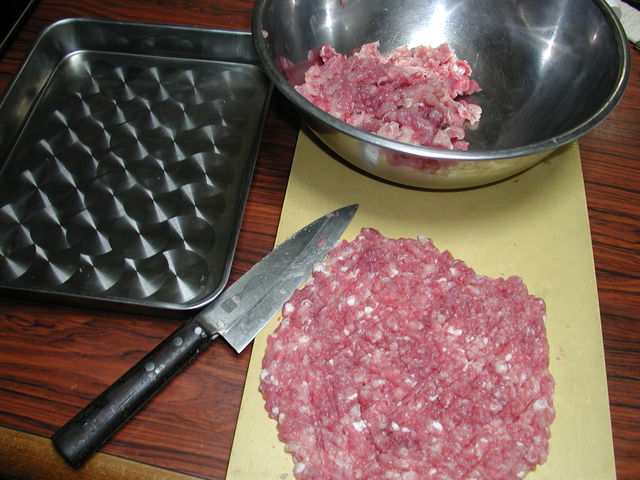 粗挽きソーセージ用にもも肉を包丁で粗みじん切り
包丁で粗みじん切り_スモーク工房SATOH