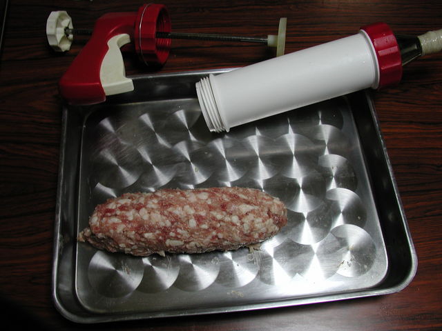 ピストル型のスタッファーに詰める一回分の挽肉_スモーク工房SATOH