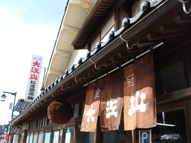 お店の入り口には、昔の酒袋で作った暖簾と杉玉が目印。_松波酒造株式会社