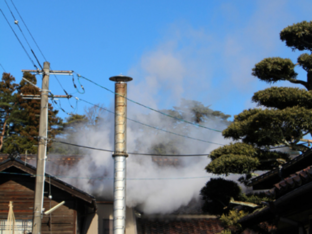 酒蔵です。 この建物の前にある空きスペースに車を停めてください。 _松波酒造株式会社