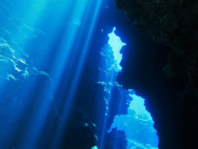 光のカーテンが素敵な地形ポイント!!_石垣島ダイビング GLOBAL DIVE(グローバルダイブ)