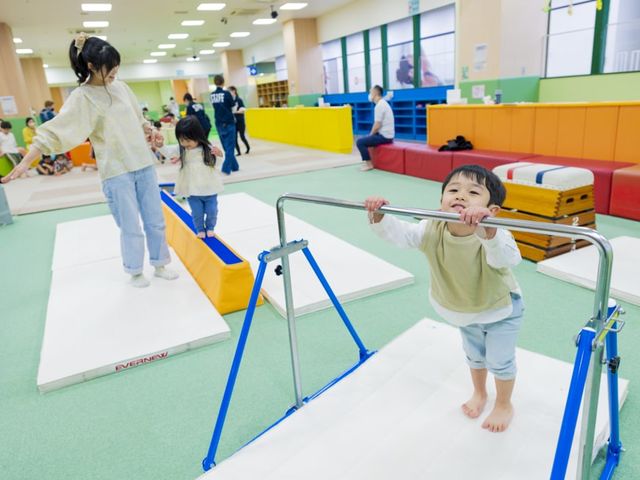 アスレチックと鉄棒で体を動かそう!_ハピピランド港北ルララ店