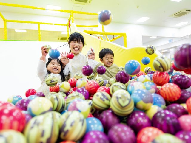 大きなスライダーとやわらかいふわふわのPUボールプール♪_ハピピランド港北ルララ店