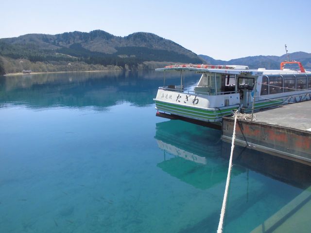 神秘的な瑠璃色の水面_田沢湖遊覧船