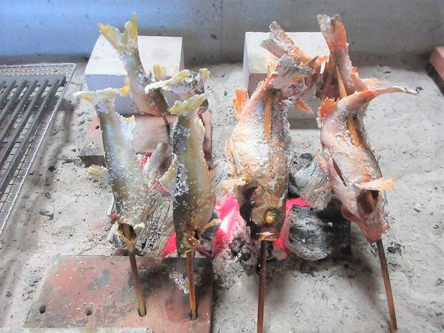 囲炉裏で地元産の旬の魚介類を炭火焼き_田舎のカフェいろり庵