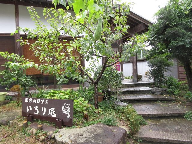 四季折々の花々がお出迎え いろり庵門口_田舎のカフェいろり庵