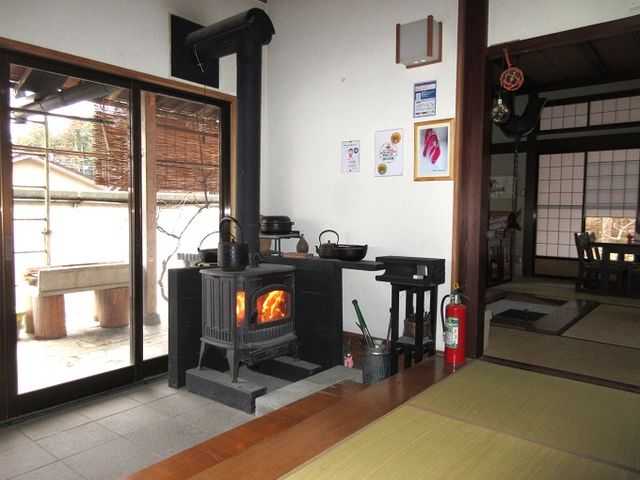 薪ストーブのある玄関ホール_田舎のカフェいろり庵