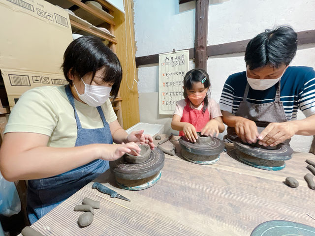 作業中はマスクをしています。細かい作業はひたすら全集中!_陶工房 風土