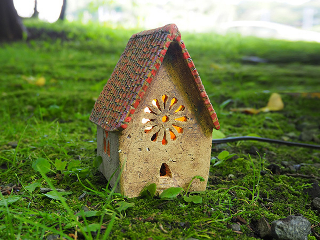 明かりの家はキャンドルまたは電球をセットする陶器のインテリアランプ_gotica陶芸工房