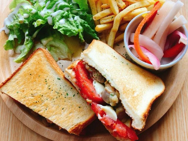 バジルチキンのホットサンド_イタリアンレストラン かぎしっぽ