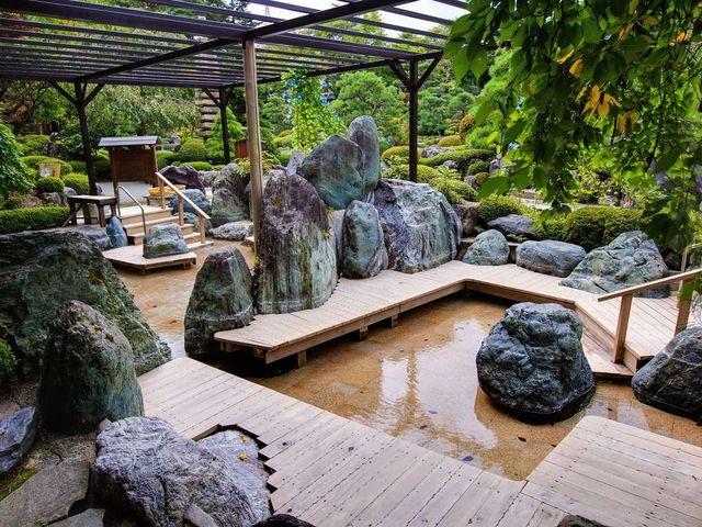 自然に囲まれた庭園の足湯/冬季は休業_庭園と感動の宿 ホテル鐘山苑