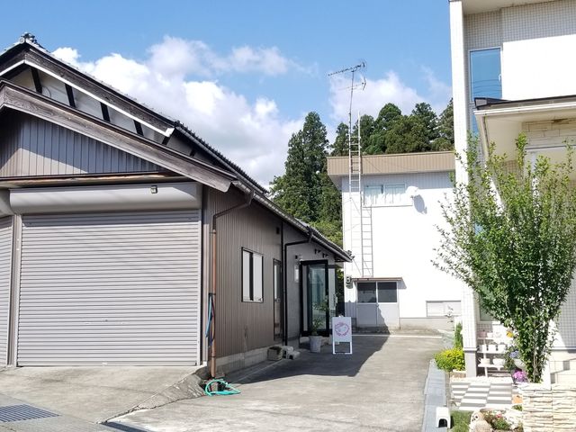 奥まったところが店舗の入口です_七宝工房 宙