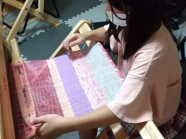 お子さんは、足踏みの織機なので足が届く年齢、年長さんくらいから織れます。_手織り工房 UKEZUKI