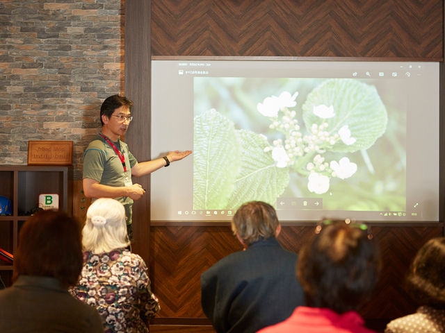 ホテル内“自然ガイドステーション”。日本山岳ガイド協会認定ガイドが高山植物や山の知識をレクチャーしてくれます。_八幡平マウンテンホテル