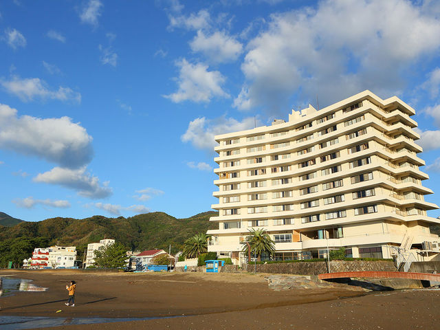 ホテルの目の前はビーチ!_大江戸温泉物語 土肥マリンホテル