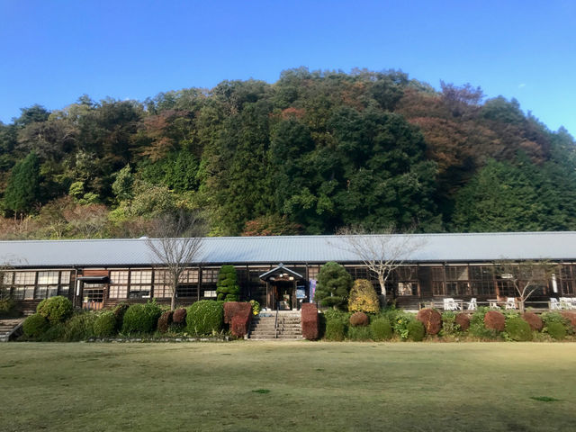 芝生が広がっている校庭ではおやきが出来上がるまで遊んでお待ち頂けます!(ボールなど持ち込み可)_大子おやき学校