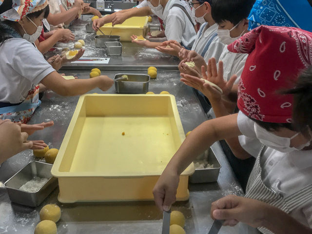 エプロンをつけ、手を洗い、先生に作り方を習います。(エプロンお貸しします)_大子おやき学校