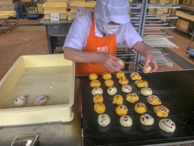 皆さんが作ったおやきはスタッフが焼いて・蒸して焼印を押します。_大子おやき学校