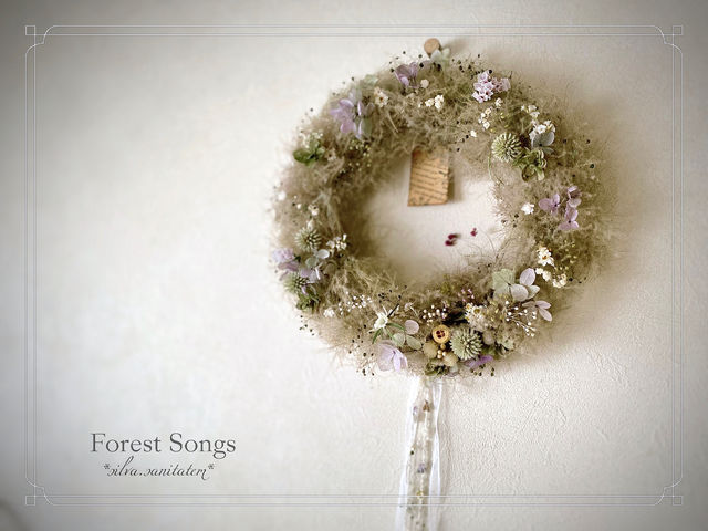 スモークツリー、紫陽花、ルリタマアザミ、白の小花のリースです。_Forest Songs 〜silva sanitatem