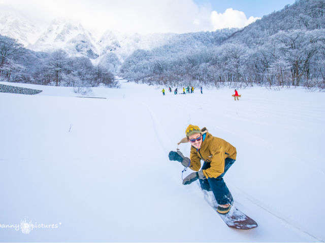 スノーシュー履いて雪山に入り雪板で滑るツアー_Hidden west