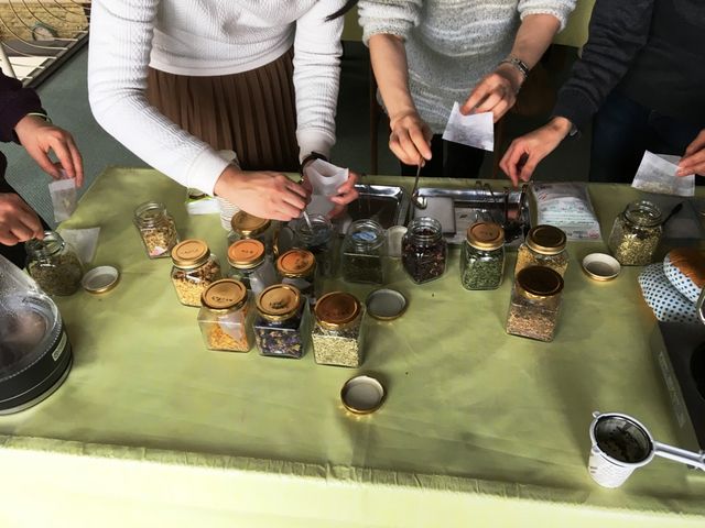 オリジナルブレンド作りは、自分だけのハーブティーが作れると人気です。_CONSE FARM