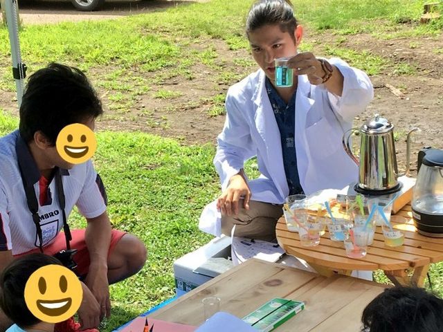 夏休みのお子様向け講座の様子。マロウブルーの色変化で科学実験をしました。_CONSE FARM