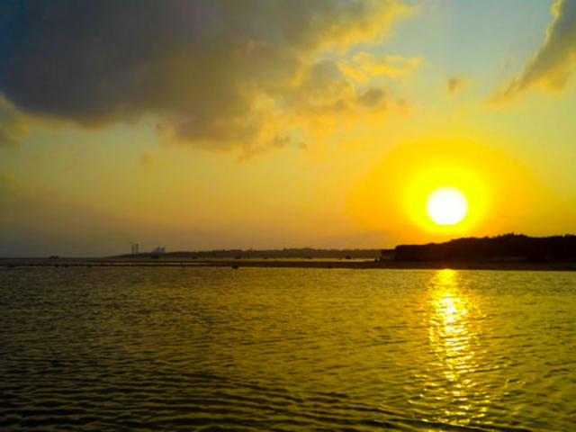 宮良湾の海から眺める美しい夕日_石垣島カヌーツアー・池間