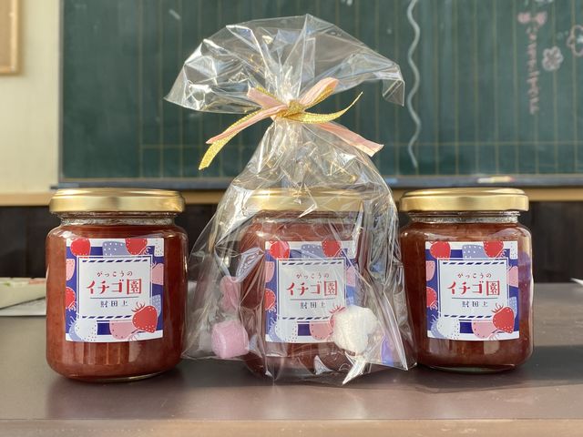 当園のさぬきひめを使用したジャムやアイスクリームのお土産も、たくさんのお客様に喜んでいただいております。_がっこうのイチゴ園「財田上」