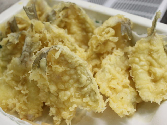 船内で揚げる揚げたての天ぷら!美味い!_つり船・屋形船 岩田屋