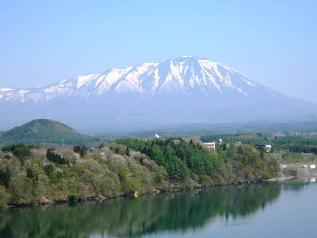 雪化粧をし始めた、岩手山とまだ、秋のなごりを残す御所湖。_ホテル紫苑