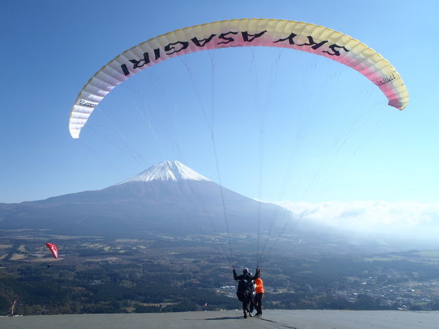 富士山に向かって飛び出します!ちょっと緊張する瞬間です。_スカイ朝霧