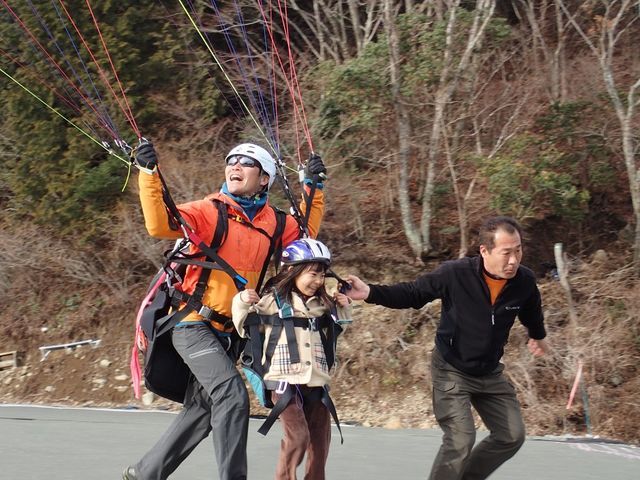 タンデムコースは小さなお子様もOK。3歳から飛べます。_スカイ朝霧