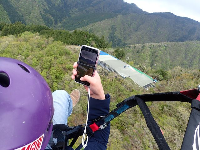 飛びながらスマホ撮影可能です。無料の落下防止バンドをお使いください。あくまでも自己責任で。_スカイ朝霧