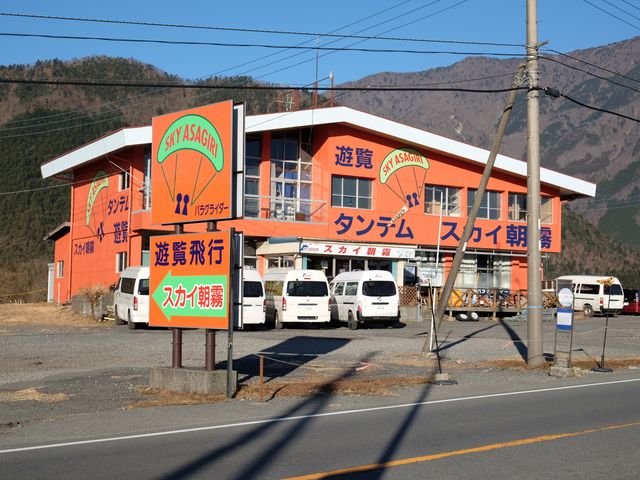 R139通り沿いです。
目の前は、「朝霧高原」のバス停です。_スカイ朝霧