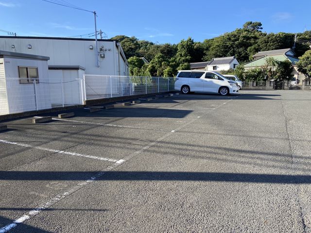 お車でお越しの方はこちらの駐車場にお停めください。約15台ほど停めることが出来ます。_長澤マルユみかん園