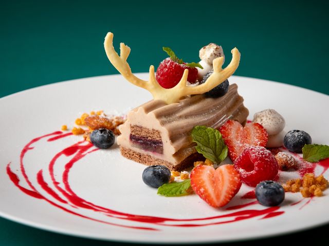 【クリスマスディナーコース】マロンとカシスのブッシュ・ド・ノエル_浅草東武ホテル SEASON'S RESTAURANT 壱之壱