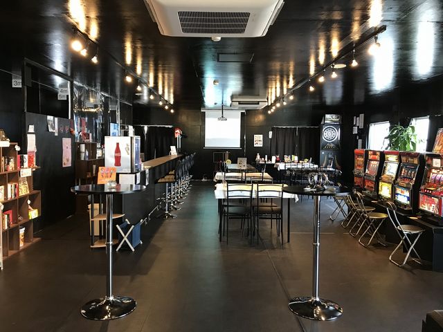 店内はバーカウンターとボックス席合せて50名収容可。大画面プロジェクターでカラオケや動画投影などもできます。_島原アミューズメントカフェズ