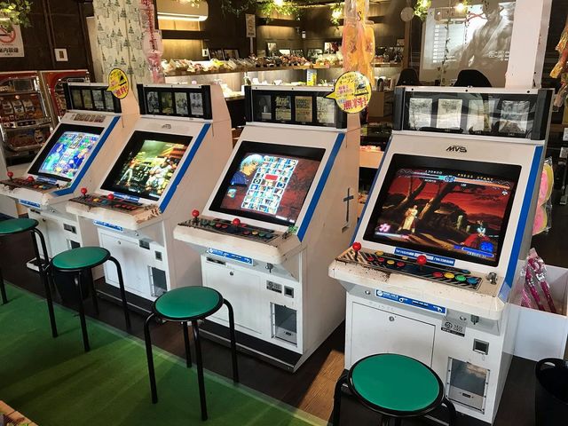 1F店内懐かしいゲームがずらり_島原アミューズメントカフェズ
