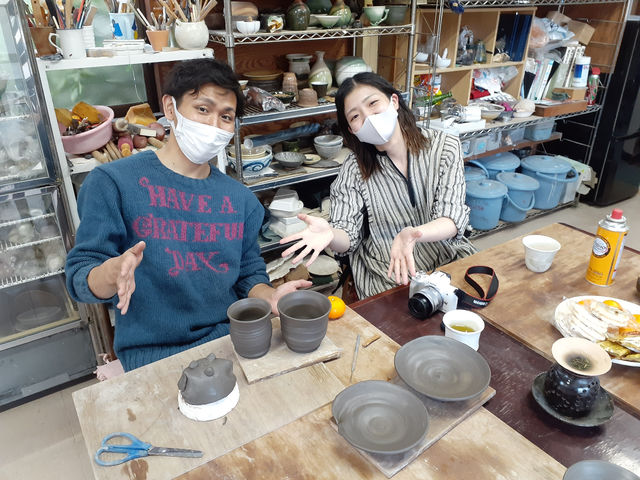お皿とカップ御揃いで2人分。_陶芸工房あ.うん