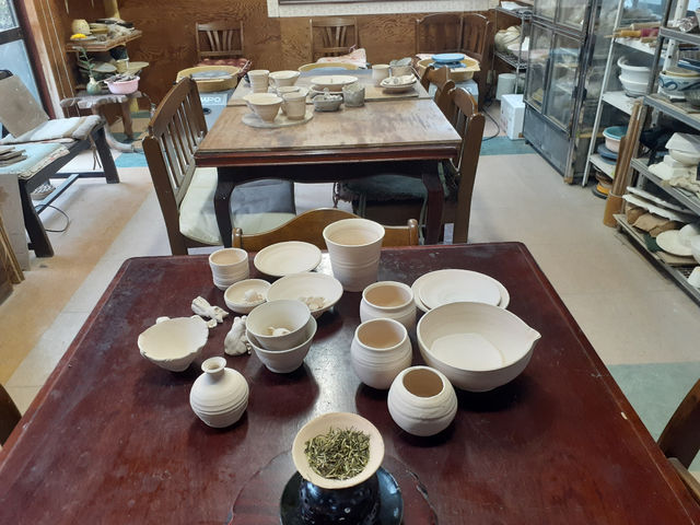 陶芸体験されたお方の作品。素焼きできました此から釉掛けして本焼きします。_陶芸工房あ.うん