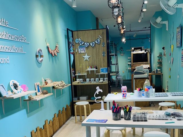 海を感じる店内! 近くには多数のお土産店がひしめき合い、お買い物中の持ち時間ここでしかできない体験を堪能しに来てね!_体験工房 スターランド