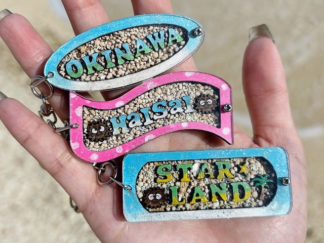沖縄ここだけ!名前はもちろん、沖縄の方言を入れた小さなパーツを組み合わせてオリジナルキーホルダー作り!リピーター続出!_体験工房 スターランド