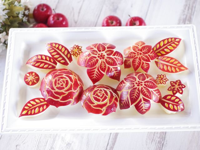 りんごでバラの花と葉っぱにカービングしました!そのまま食べてもコンポートにしてもグッド!!_ワールドカービング