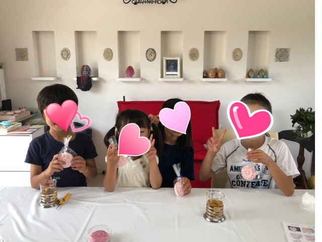 子供たちがソープカービングを体験し、作品を持ってニッコリ。_ワールドカービング