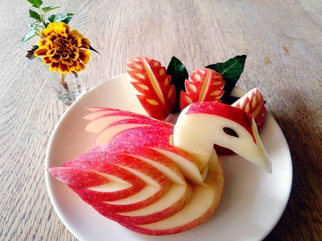 りんごのスワンと葉っぱのカービングです。
初めての方でも作れます。
サラダにのせたり、食卓を華やかに演出するおもてなしにぴったりです。_ワールドカービング