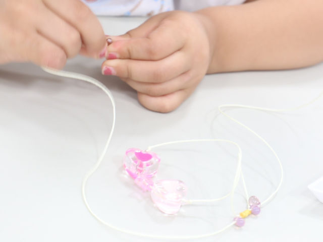 お子様が一生懸命紐にビーズを通していました。とても可愛かったです。_Maron教室アクセサリー
