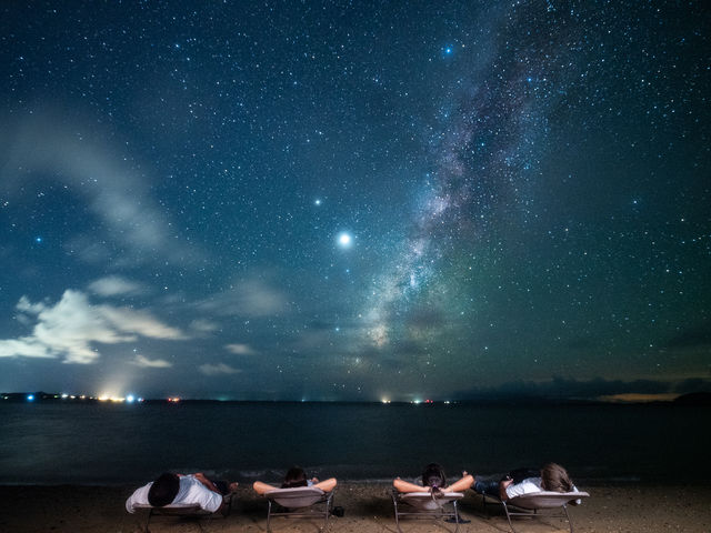 海辺の砂浜でしたらこんな風にリクライニングチェアーなどでくつろぎながら石垣島の星空を眺めて頂けます☆_石垣ラブフォト ishigaki_luvphoto