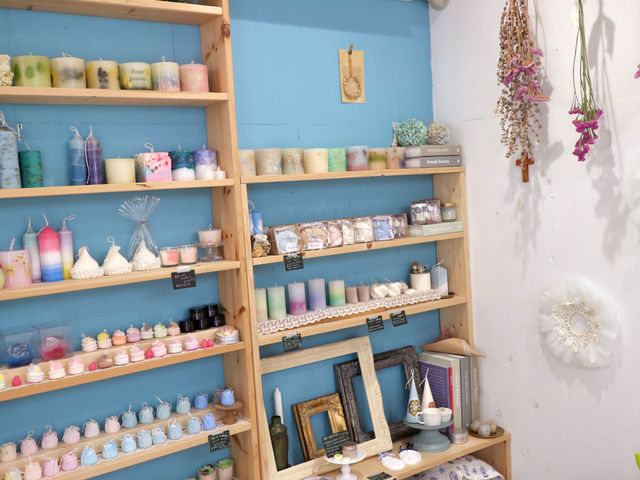 季節によって違いますが、たくさんのキャンドルも販売しております。_lupin candle(ルピン キャンドル)