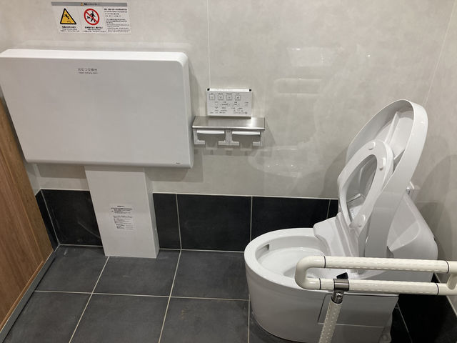 キレイなトイレも完備!男女共用と女性用の2基あります。おむつ替え台も併設。_いちご農園『ワイズアグリ』